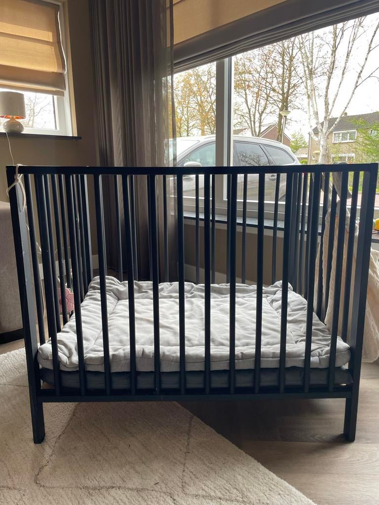 Zwarte box met boxkleed en speelgoedzak, Kinderen en Baby's, Boxen, Gebruikt, Rechthoekig, Boxkleed, Ophalen