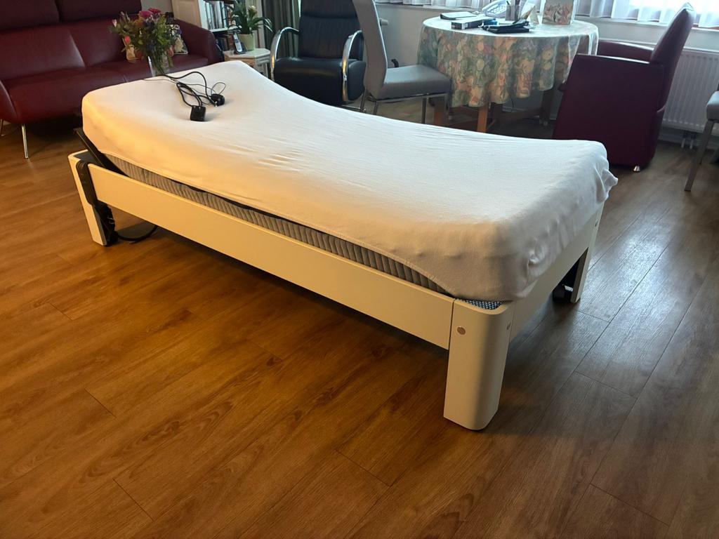 Auping bed met elektrisch verstelbare bodem 80x200cm, Ophalen, 90 cm, Eenpersoons, Wit