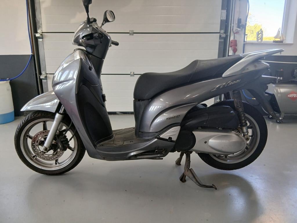 Honda SH300 I . 2010 . Nieuwe banden ., Motoren, Scooter, 300 cc, Minimaal motorrijbewijs A2, Automaat