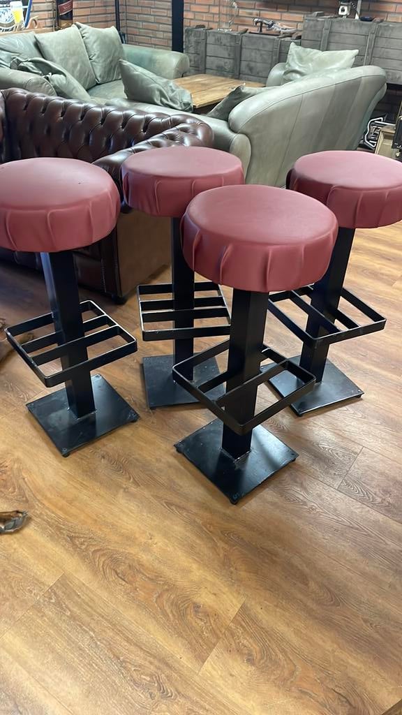 4 barkrukken, 2 krukken, Ophalen of Verzenden, Zo goed als nieuw, 60 tot 90 cm