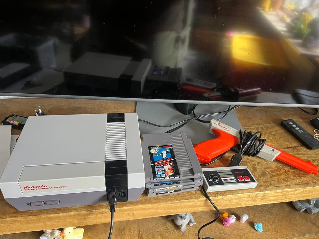Nintendo nes met 4 games, zapper en controller, Spelcomputers en Games, Spelcomputers | Nintendo NES, Ophalen of Verzenden, Zo goed als nieuw