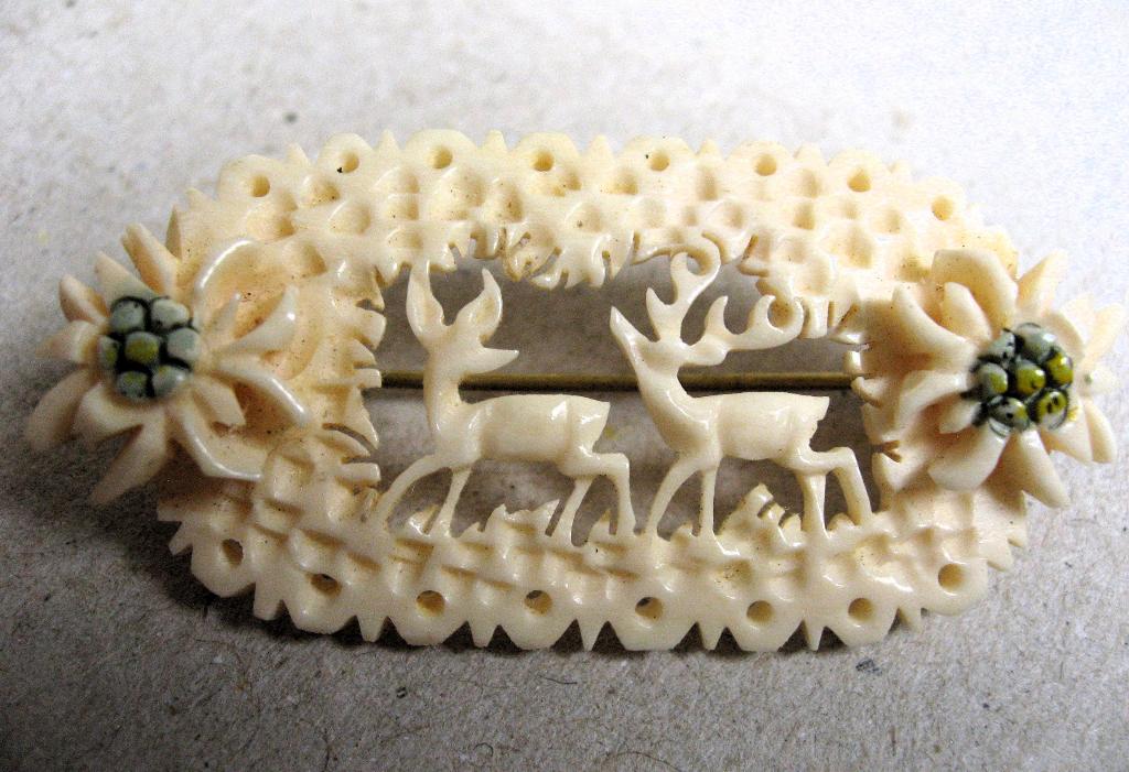 Antieke broche met hertenpaar, mooi uitgesneden been, Sieraden, Tassen en Uiterlijk, Antieke sieraden, Ophalen of Verzenden, Overige materialen