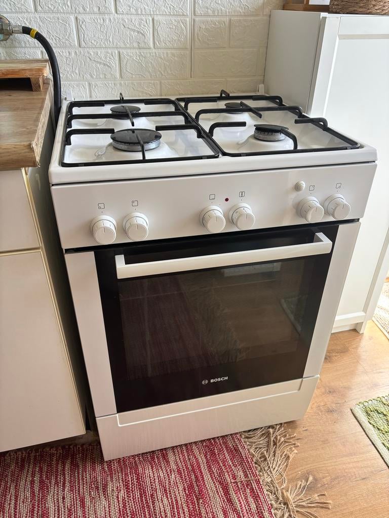 Bosch fornuis met 4 gaspitten en oven, Ophalen, Gebruikt, 4 kookzones, Gas