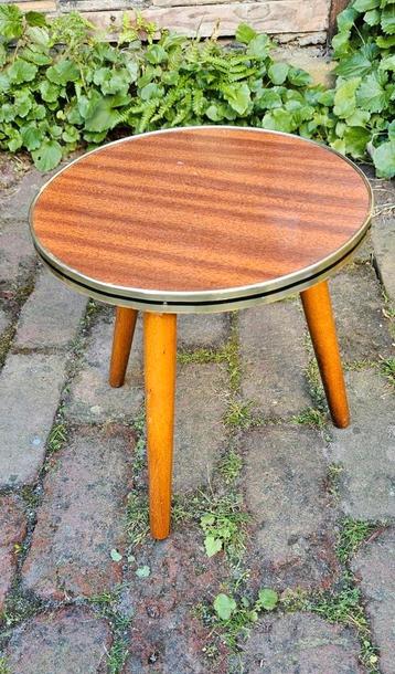 Rond driepoot vintage plantentafeltje beschikbaar voor biedingen
