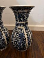 Twee blauw-witte vazen 26 cm, Huis en Inrichting, 50 tot 75 cm, Blauw, Aardewerk of Porselein, Ophalen of Verzenden