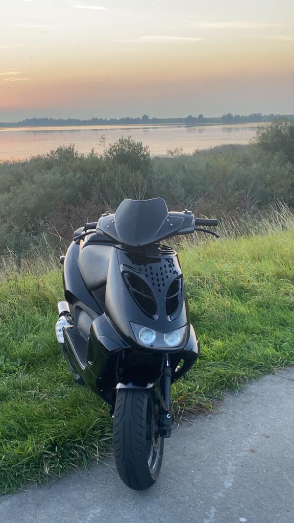 Aprilia sr, Fietsen en Brommers, Scooters | Aprilia, Gebruikt, SR 50, Maximaal 45 km/u, Benzine, Ophalen