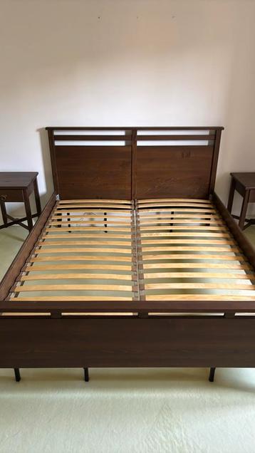 Houten 2 persoonsbed 2 nachtkastjes en kast. 0.80x 2.00 m beschikbaar voor biedingen