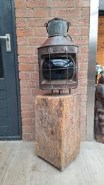 Antieke Scheepslamp op meerpaal., Ophalen