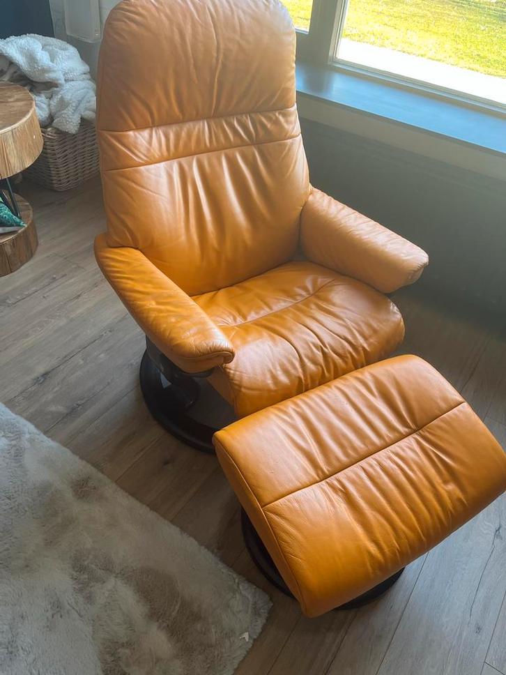 Stressless fauteuil met hocker - oranje leer, Huis en Inrichting, Fauteuils, Gebruikt, Leer, 75 tot 100 cm, Ophalen