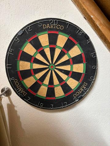Dartco dartbord retro-verzamelobject met pijltjes. beschikbaar voor biedingen