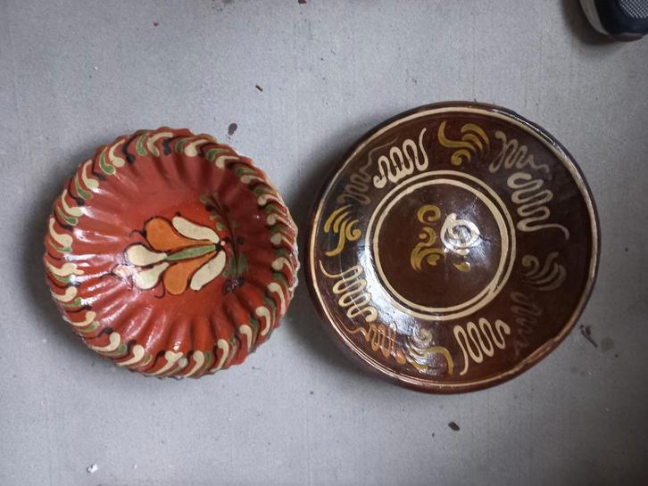 3 grote schalen/schotels met slib versiering., Antiek en Kunst, Antiek | Keramiek en Aardewerk, Ophalen of Verzenden