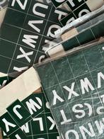 Plakletters en cijfers voor de groene ptt brievenbus