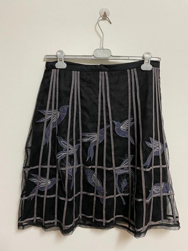 R50 - Zwarte Didi rok met vogel opdruk maat S (1), Kleding | Dames, Rokken, Zo goed als nieuw, Maat 38/40 (M), Zwart, Onder de knie
