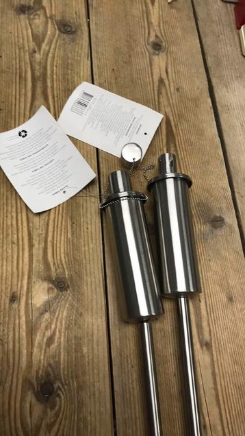 Twee nieuwe tuin fakkels beschikbaar voor biedingen