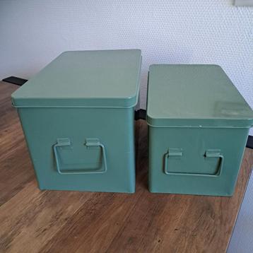 Groene metalen opbergkistjes beschikbaar voor biedingen