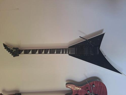 Jackson flying V Rhandy Rhoads met super distortion, Muziek en Instrumenten, Snaarinstrumenten | Gitaren | Elektrisch, Zo goed als nieuw
