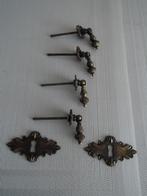 Vier ouderwetse koperen deurknopjes en twee sleutelgaten, Ophalen of Verzenden
