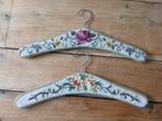 Set van 2 vintage geborduurde kleerhangers, Ophalen of Verzenden