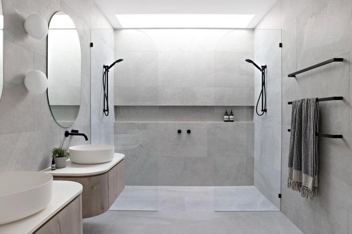 Badkamer renovatie toilet tegelzetter loodgieter schilder, Huis en Inrichting, Badkamer | Badtextiel en Accessoires, Zo goed als nieuw