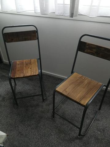 Industriële ijzeren stoelen met houten zitting 