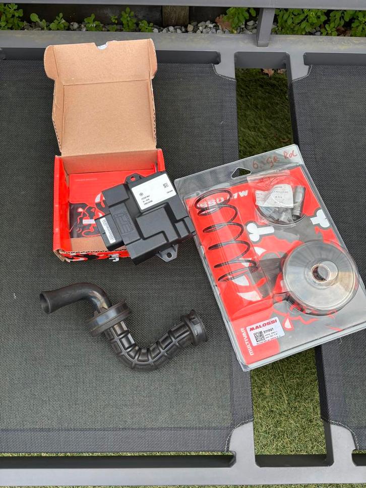 Vespa snor origineel ECU multivar rollen veer luchtslang, Fietsen en Brommers, Brommeronderdelen | Scooters, Zo goed als nieuw