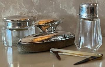 TOILETTAFELART..; O.A. NAGELVERZORGSETJE SCHILDPAD/PARELMOER beschikbaar voor biedingen