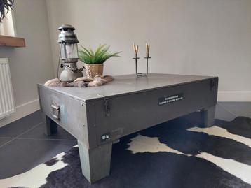 Salontafel - opbergtafel - kist - tafel - in goede staat beschikbaar voor biedingen