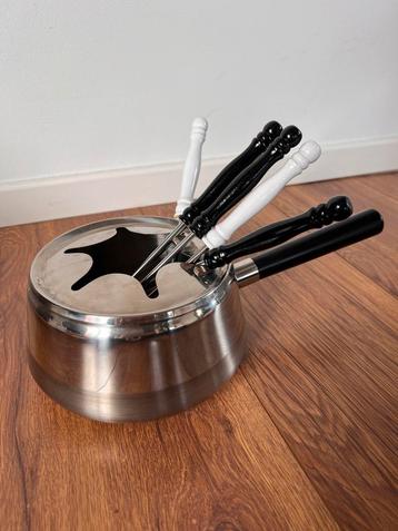 RVS fonduepan met 6 robuuste fonduevorken beschikbaar voor biedingen