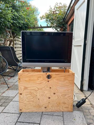 Tv lift met tv beschikbaar voor biedingen