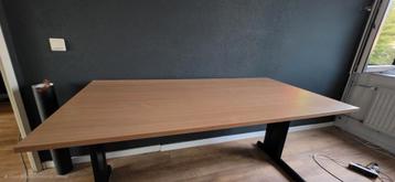 Bureau met zwart onderstel beschikbaar voor biedingen
