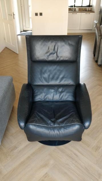 Luxe lederen fauteuil beschikbaar voor biedingen