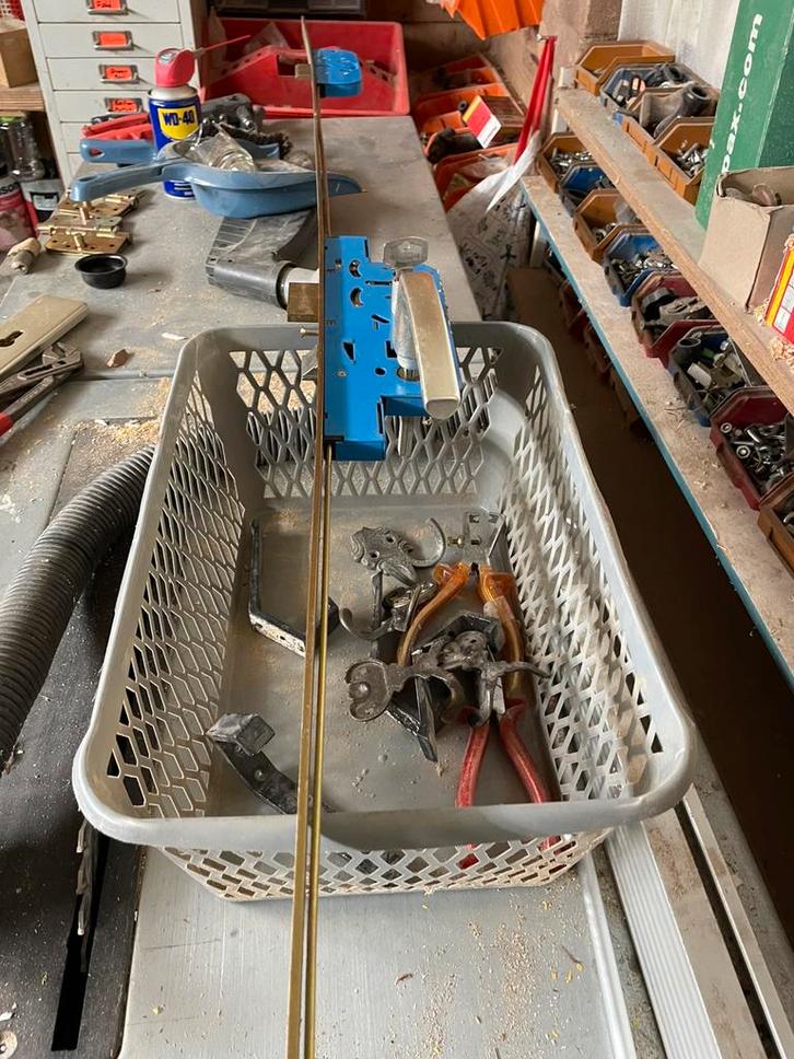 Te koop senioren driepunts sluiting  met deur beslag, Doe-het-zelf en Verbouw, Hang- en Sluitwerk, Slot, Ophalen of Verzenden