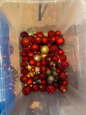 Kleine, rode en gouden kerstballen beschikbaar voor biedingen