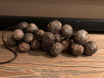 Stoere sobere decoratie tros ballen aan touw beschikbaar voor biedingen