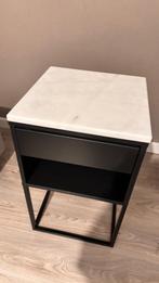 Set van 2 nachtkastjes - Ikea VIKHAMMER + Marmer plateau, Huis en Inrichting, Slaapkamer | Nachtkastjes, Ophalen, Overige materialen