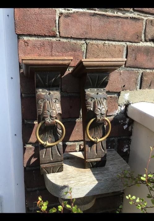 2 Oude handgestoken consoles, leeuwenkoppen met koperen ring, Antiek en Kunst, Kunst | Beelden en Houtsnijwerken, Ophalen of Verzenden