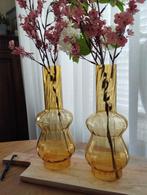 Twee antieke, warm gele, glazen lampenkappen. Vazen, deco, Ophalen, Geel, Minder dan 50 cm, Glas