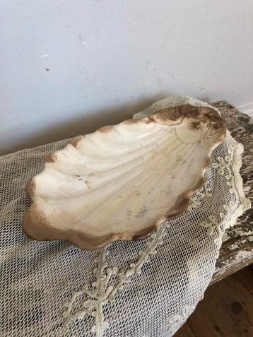 Oud frans beboterd schaaltje beschikbaar voor biedingen