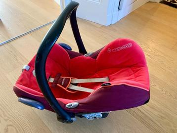 maxicosi met newborn inlegger, voetenzak en zonnekap beschikbaar voor biedingen
