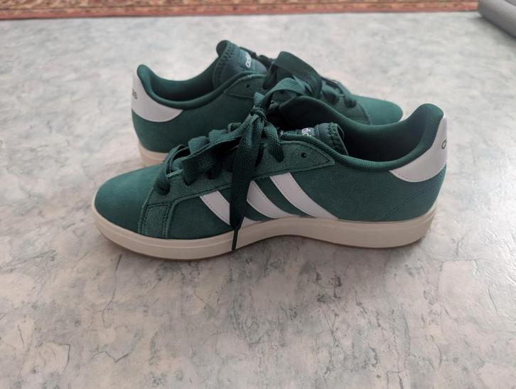 Adidas Courtbase 00's, groen/wit, Kleding | Heren, Schoenen, Nieuw, Sneakers of Gympen, Overige kleuren, Ophalen of Verzenden