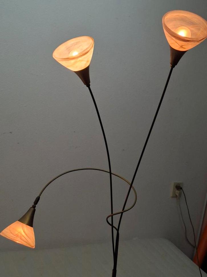 Staande vloerlamp met 3  glazen kappen, Huis en Inrichting, Lampen | Vloerlampen, Gebruikt, 150 tot 200 cm, Glas, Metaal, Ophalen of Verzenden