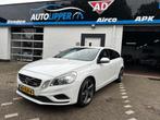 Volvo V60 1.6 T3 R-Design /Nieuwe apk bij aflevering/Lm velg, Auto's, Volvo, Voorwielaandrijving, 4 cilinders, Leder en Stof, Wit