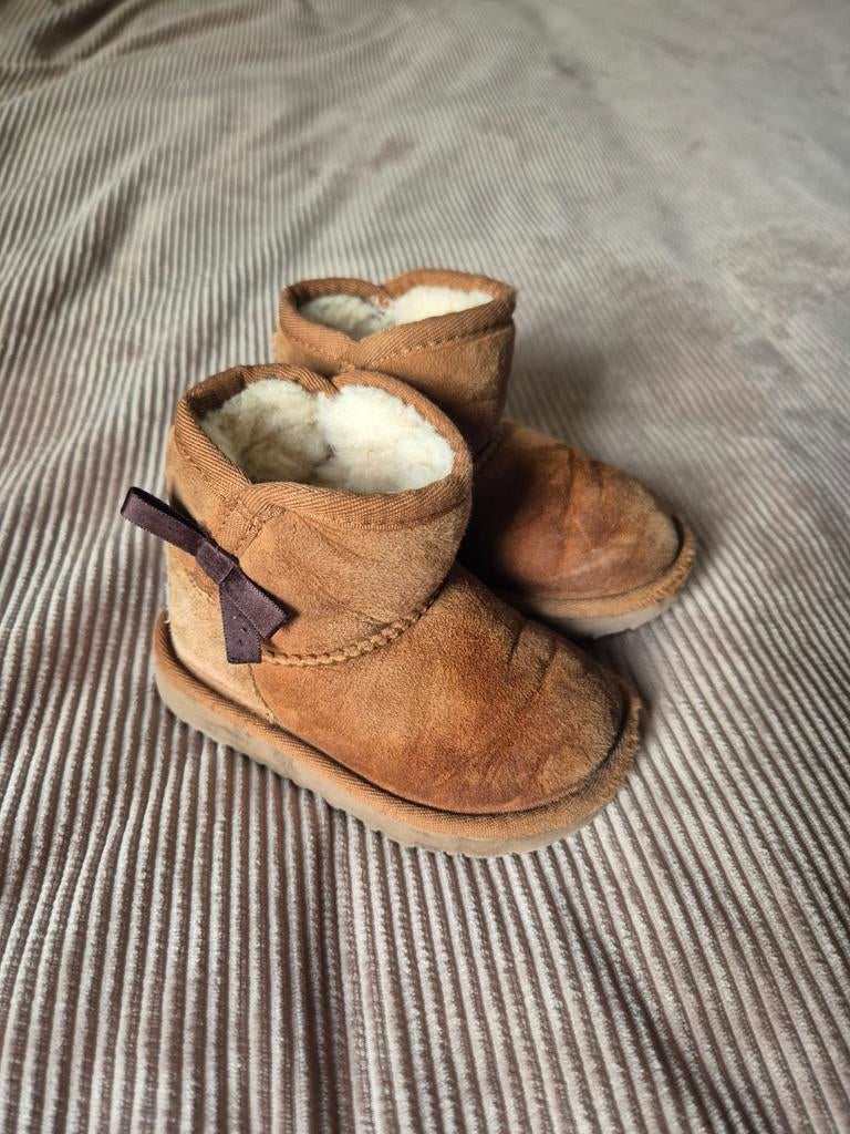 Uggs Mini Chestnut met Strikje - Maat 22,5, Gebruikt, Meisje, Laarsjes, Ophalen of Verzenden
