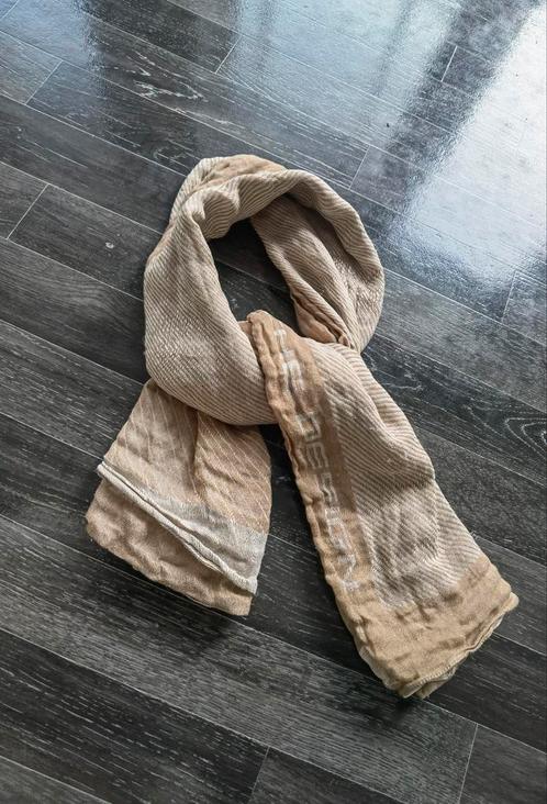 Originele porsche design sjaal 

Afmetingen : 110 x 230 cm, Kleding | Dames, Mutsen, Sjaals en Handschoenen, Zo goed als nieuw