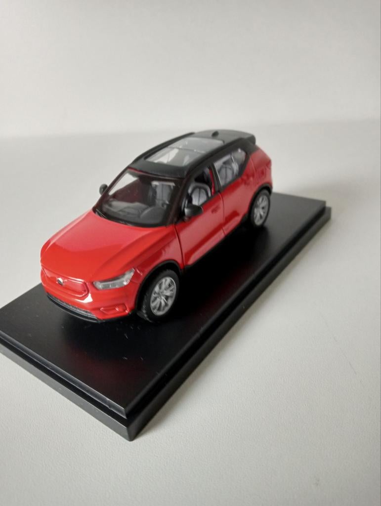 Rode Volvo XC40 Miniatuurauto - Nieuw zeldzaam., Hobby en Vrije tijd, Modelauto's | 1:43, Ophalen of Verzenden, Nieuw, Auto, Overige merken
