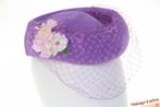vintage Dames pillbox cocktailhoed paars sisal met voile 55, Ophalen of Verzenden, Zo goed als nieuw, 55 cm (S, 6⅞ inch) of minder