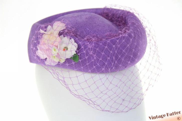 vintage Dames pillbox cocktailhoed paars sisal met voile 55, Kleding | Dames, Hoeden en Petten, Zo goed als nieuw, Hoed, 55 cm (S, 6⅞ inch) of minder