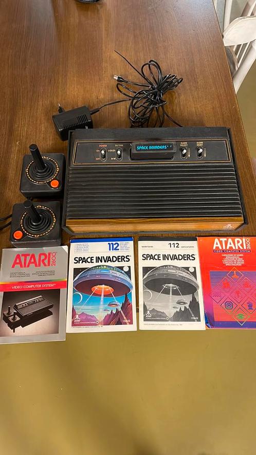 ATARI console - controllers - space invaders game - boekjes., Spelcomputers en Games, Spelcomputers | Atari, Gebruikt, Ophalen of Verzenden