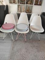 6 witte Eames stoelen met poten in 3 kleuren + 12 kussens, Ophalen, Zo goed als nieuw, Wit, Vijf, Zes of meer stoelen