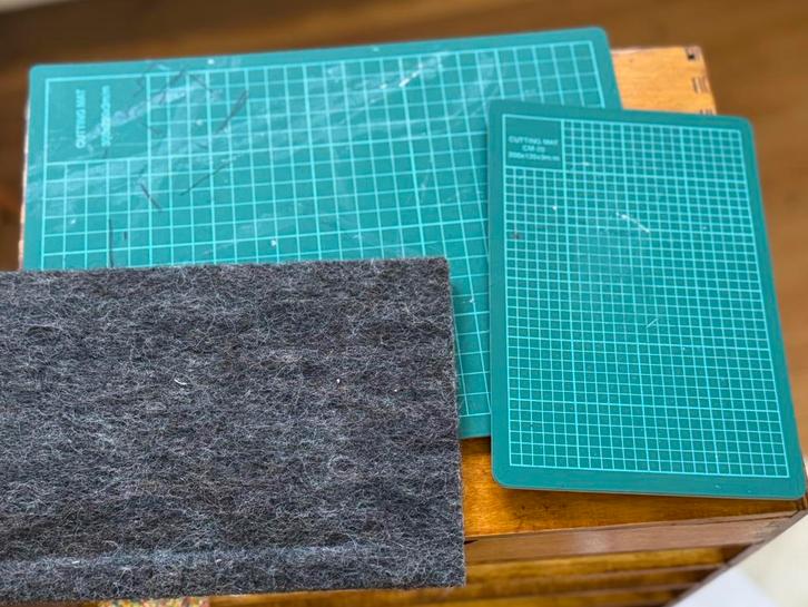 Te koop: knutsel prikmat en 2 snijmatten met hokjes, Hobby en Vrije tijd, Knutselen, Ophalen of Verzenden